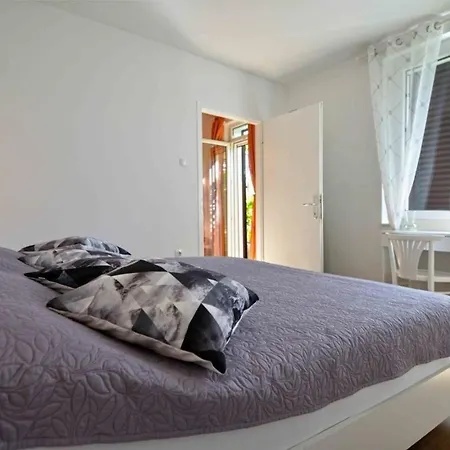 Apartment Strandwohnung Kate Mit Meerblick, Balkon, Garten Murter